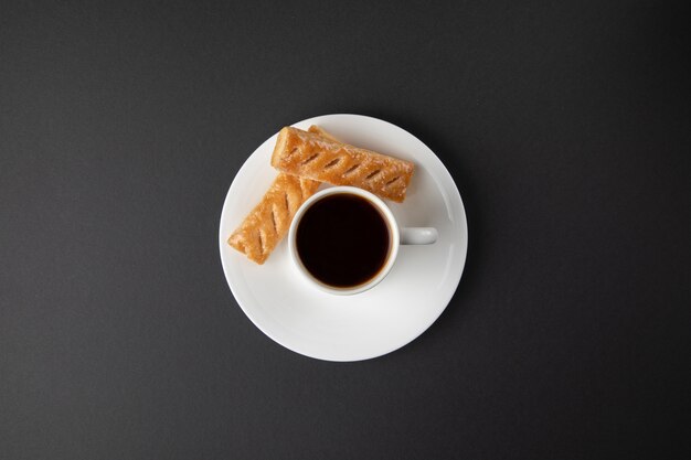 Taza de café con dulces en gris