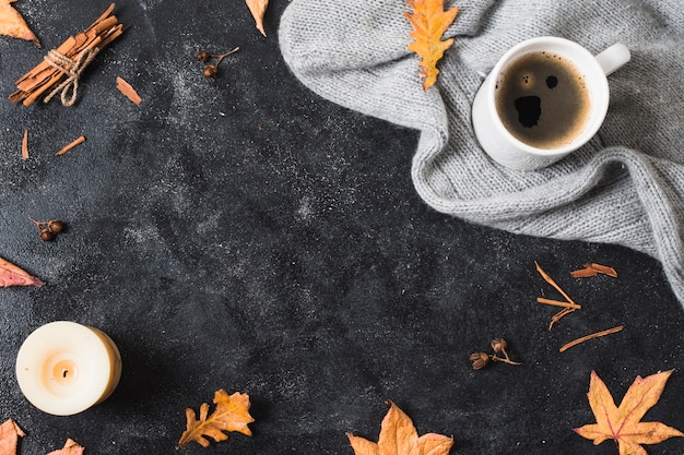 Foto gratuita taza de café y espacio para copiar suéter.