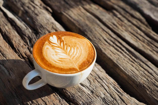 Foto gratuita taza de café con una espiga de trigo dibujada en espuma