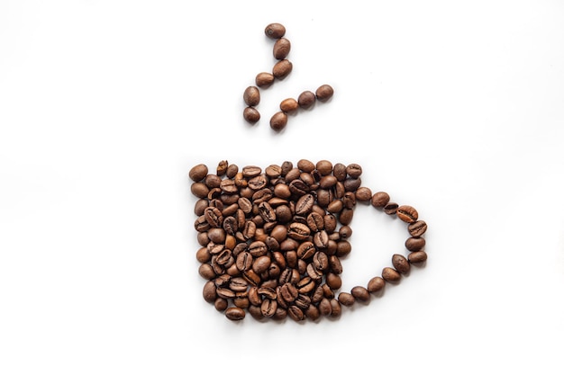 Taza de café estilizada con granos de café endecha plana