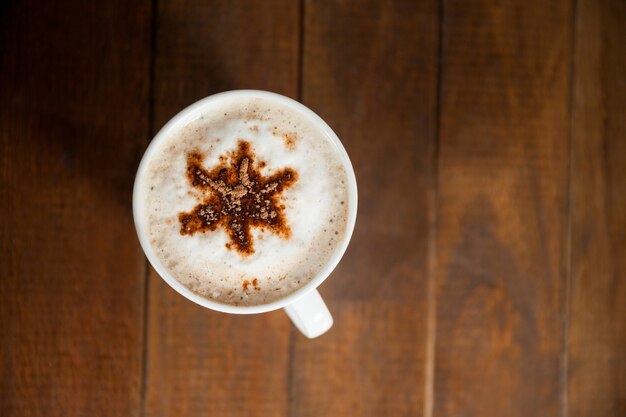 Taza de café con la estrella del arte del latte