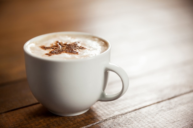 Taza de café con la estrella del arte del latte