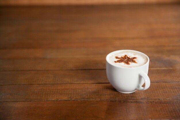 Taza de café con la estrella del arte del latte