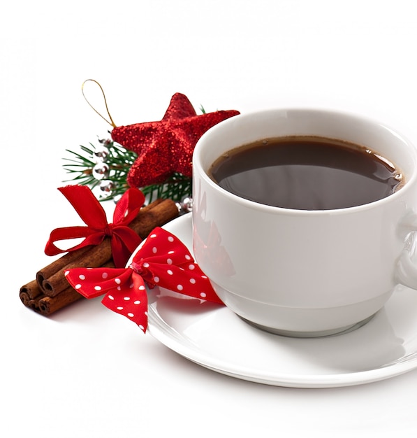 Taza de café expreso y decoración navideña