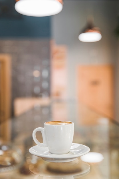 Taza de café en el fondo borroso