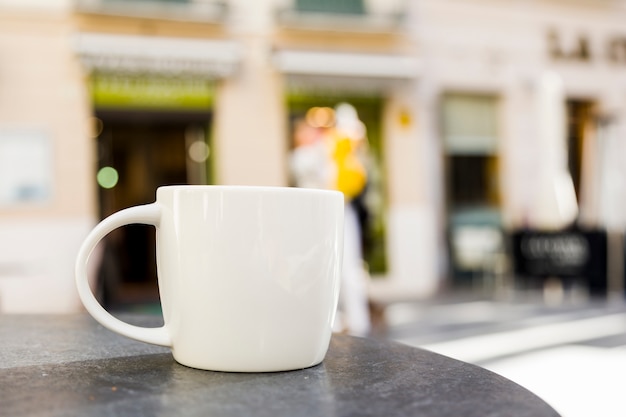 Taza de café con fondo borroso