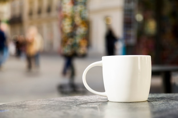 Taza de café con fondo borroso