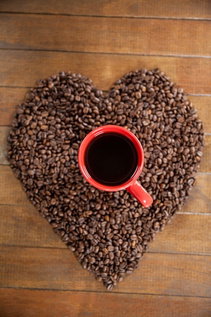 Foto gratuita taza de café con forma de corazón los granos de café