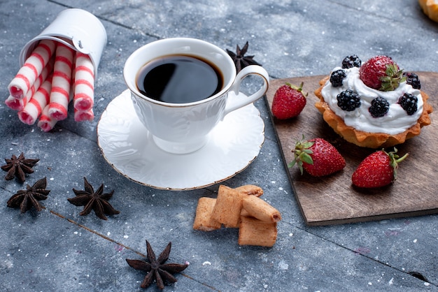 Taza de café con fresas rojas, galletas, dulces de palo rosa en brillante, galletas de café, galletas, baya, galletas