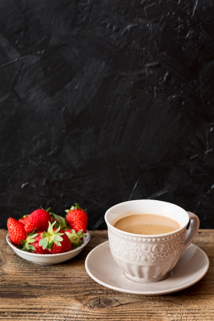 Taza de café y fresas