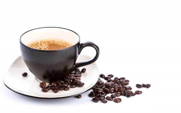 Taza de café y los frijoles en un fondo blanco