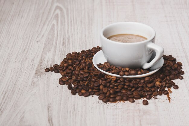 Taza de café en frijoles