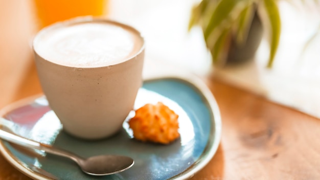 Taza de café con una galleta dulce