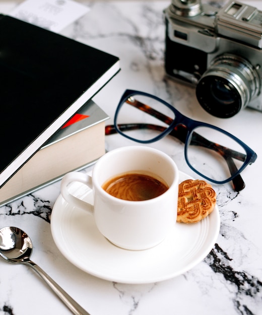 Una taza de cafe y galleta