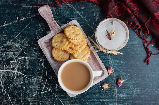 Una taza de café con galletas en una bandeja, vista superior.