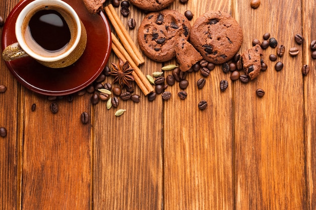 Foto gratuita taza de café con galletas y granos de café.