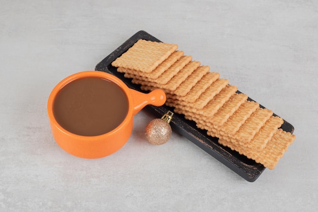 Foto gratuita taza de café y galletas en la superficie de mármol