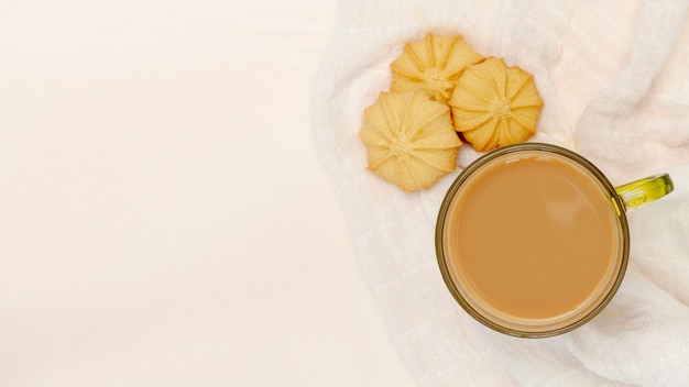 Taza de cafe con galletas