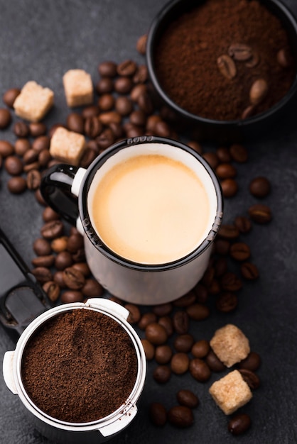 Taza con café y granos de café al lado