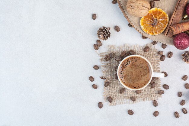 Taza de café y granos de café en cilicio. Foto de alta calidad
