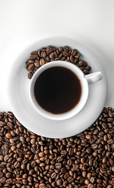 Taza de café y granos de café planos