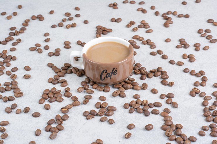 Foto gratuito taza de café y granos de café sobre fondo de mármol. foto de alta calidad