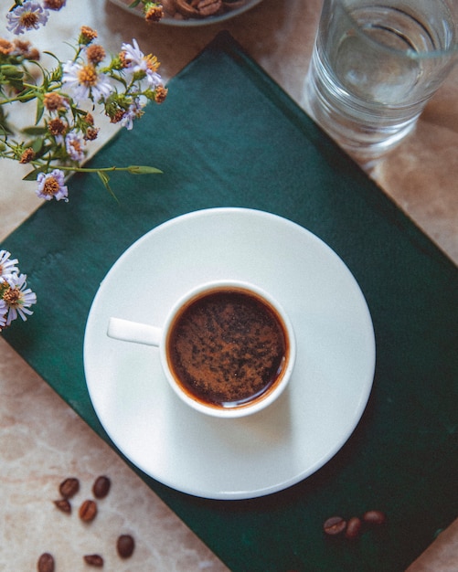 Taza de café y granos de café sobre la mesa