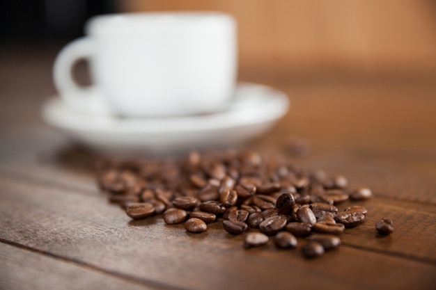 Taza de café y granos de café