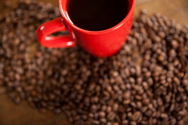 Taza de café y granos de café