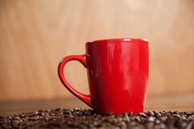 Taza de café y granos de café