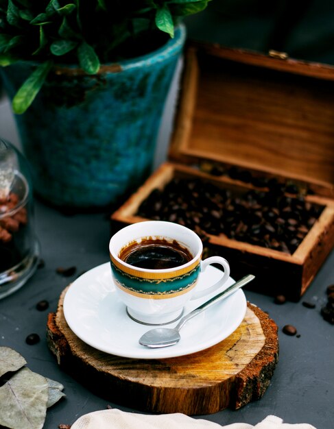 Una taza de café y granos de café.