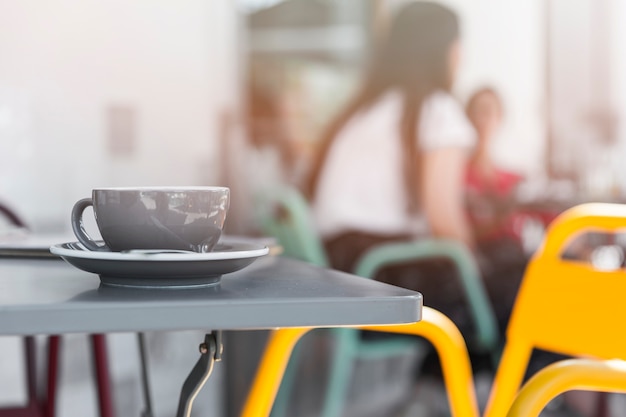 Taza de café gris en la mesa