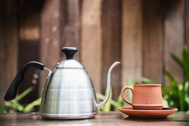 Taza de café en jardín verde