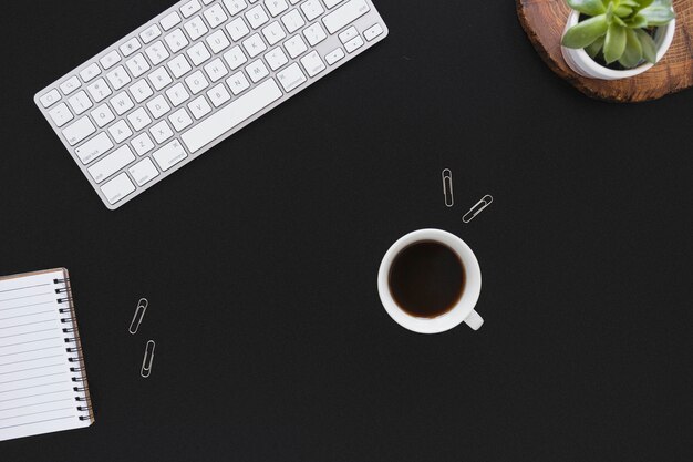 Taza de café y keaboard en el escritorio