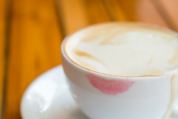 Foto gratuita taza de café con lápiz labial