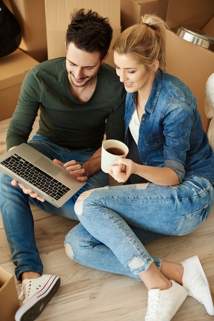 Foto gratuita una taza de café con laptop