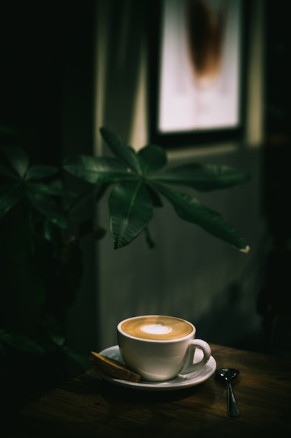 Foto gratuita taza de café con leche bien hecho con arte en espuma