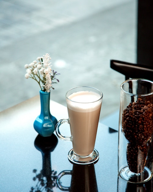 Una taza de café con leche caliente con espuma