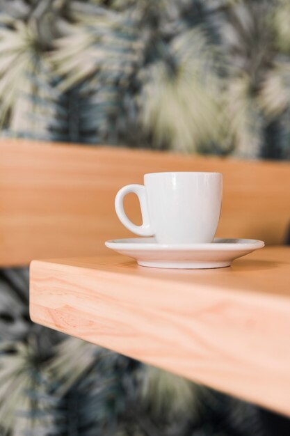 Taza de café con leche en el escritorio de madera