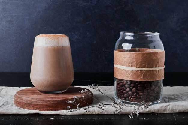 Taza de café con leche y frijoles.