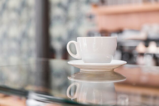 Taza de café con leche en una tienda de café