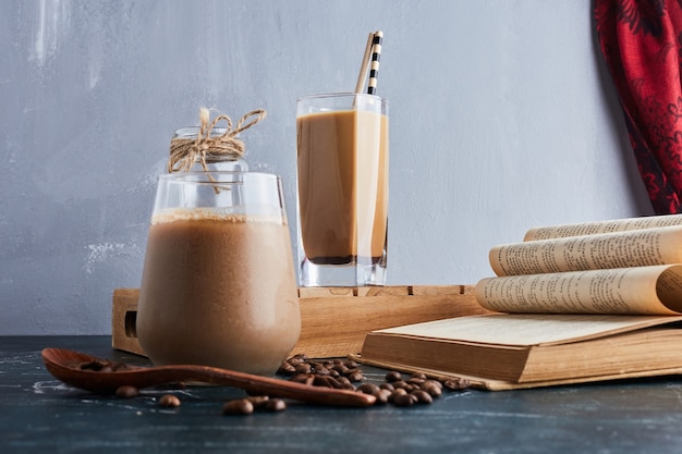 Foto gratuita una taza de café con un libro antiguo.