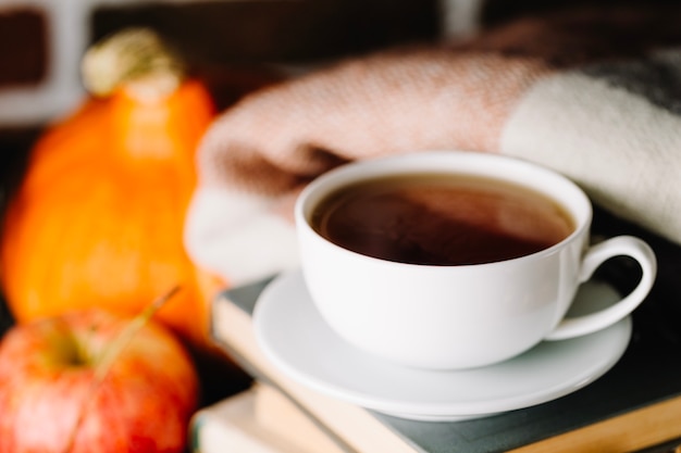 Taza de café y libros