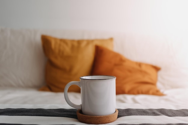 Taza de café en la luminosa sala de estar sin gente. Foto Premium 