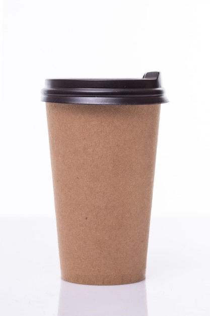 Taza de café marrón de papel encogido aislado en blanco