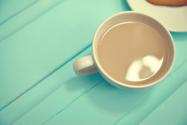 Foto gratuita taza de café en la mesa de madera antigua con galleta de jengibre en forma de corazón vista superior