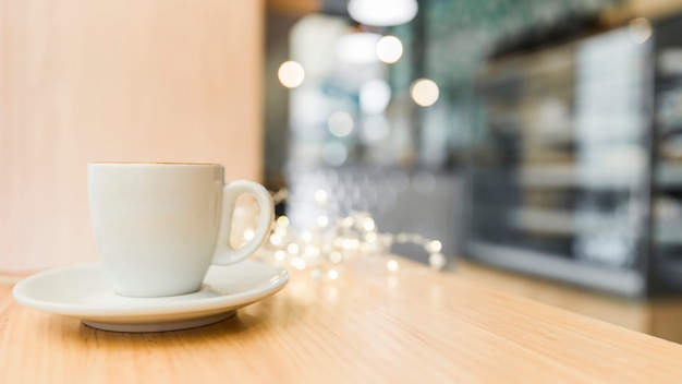 Taza de café en la mesa de madera en café