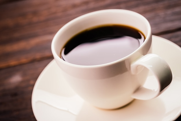 Taza de café en una mesa de madera