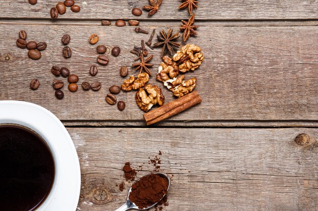 La taza de café en la mesa de madera