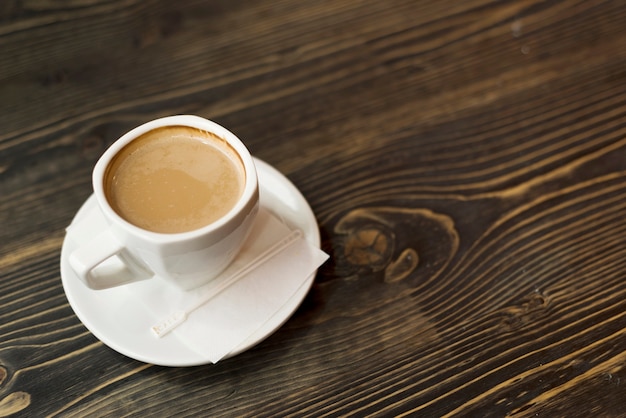 Taza de café en la mesa de madera